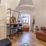 In A Real Medieval Tower, Lower Floors شقة
